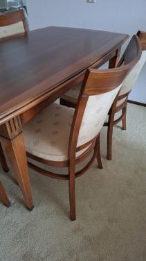 Eetkamertafel + 4 stoelen en 2 armstoelen