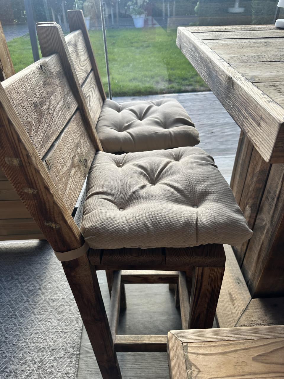 Bartafelset met 4 stoelen en 2 krukkken