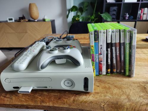 X-box 360 met 2 controllers, afstandsbediening en 10 spellen