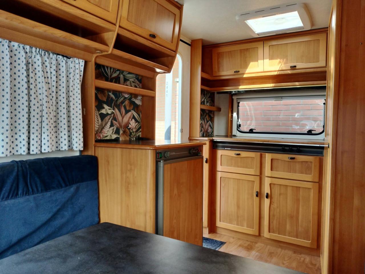 Eriba 390 met zonnepaneel en voortent