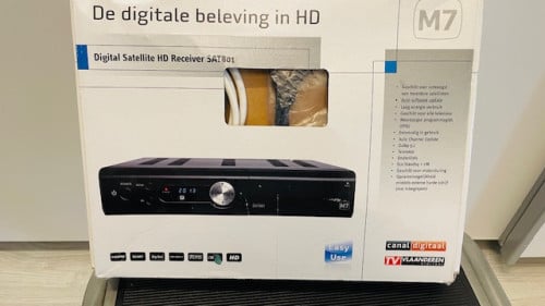 Sattelietschotel met statief, draagtas en digitale sattelietontvanger.