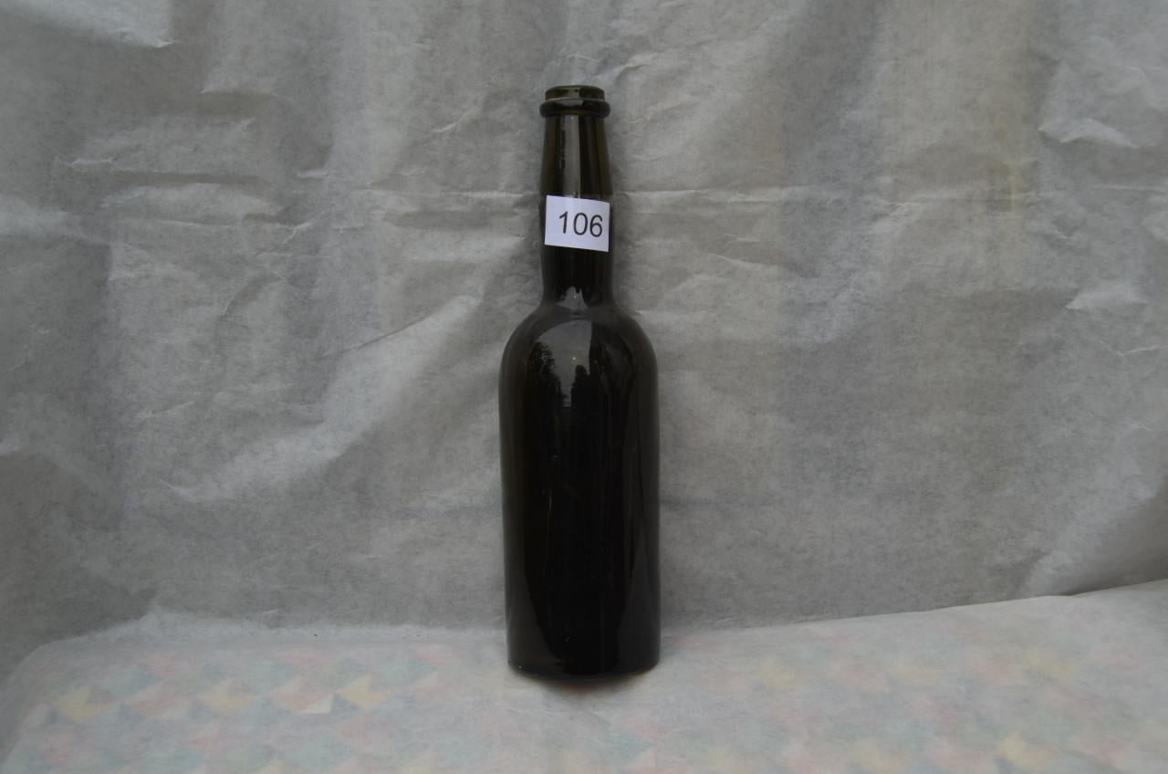 Nog een paar oude soda-, bier- en wijnflessen 19e eeuws