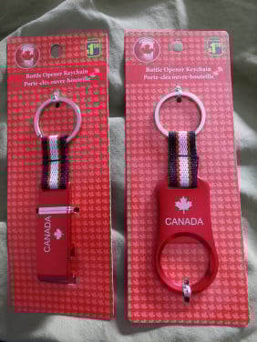 2 sleutelhangers/flesopeners uit Canada