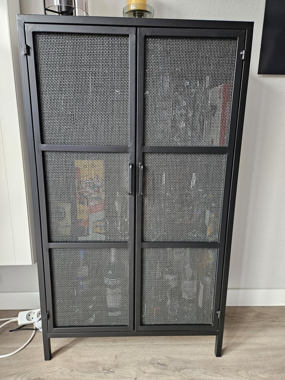 Zwart metalen kastje