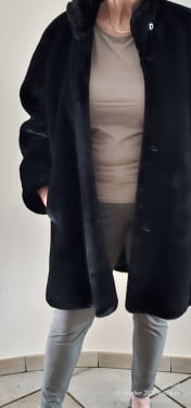 Prachtige warme stijlvolle imitatie bontjas, haast niet gedragen!