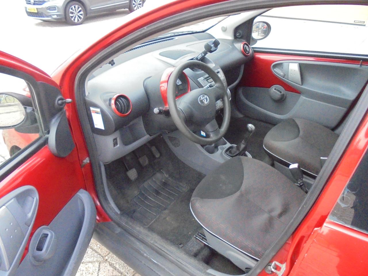 Betrouwbare & Zuinige Toyota Aygo 1.0 Aspiration Red Navigator € 1.250