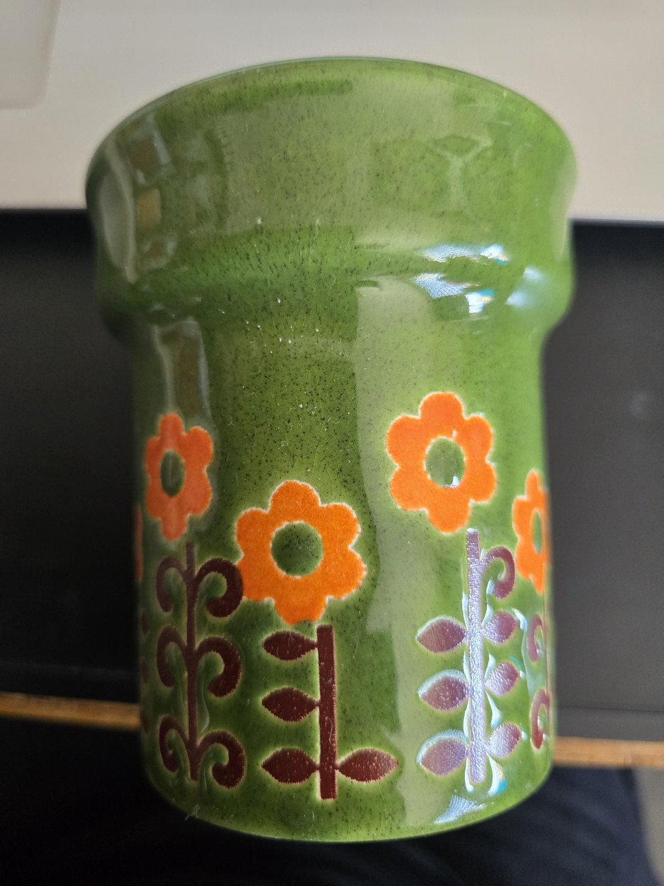 Mok groen met oranje bloemen Waechtersbach Duitsland zgan