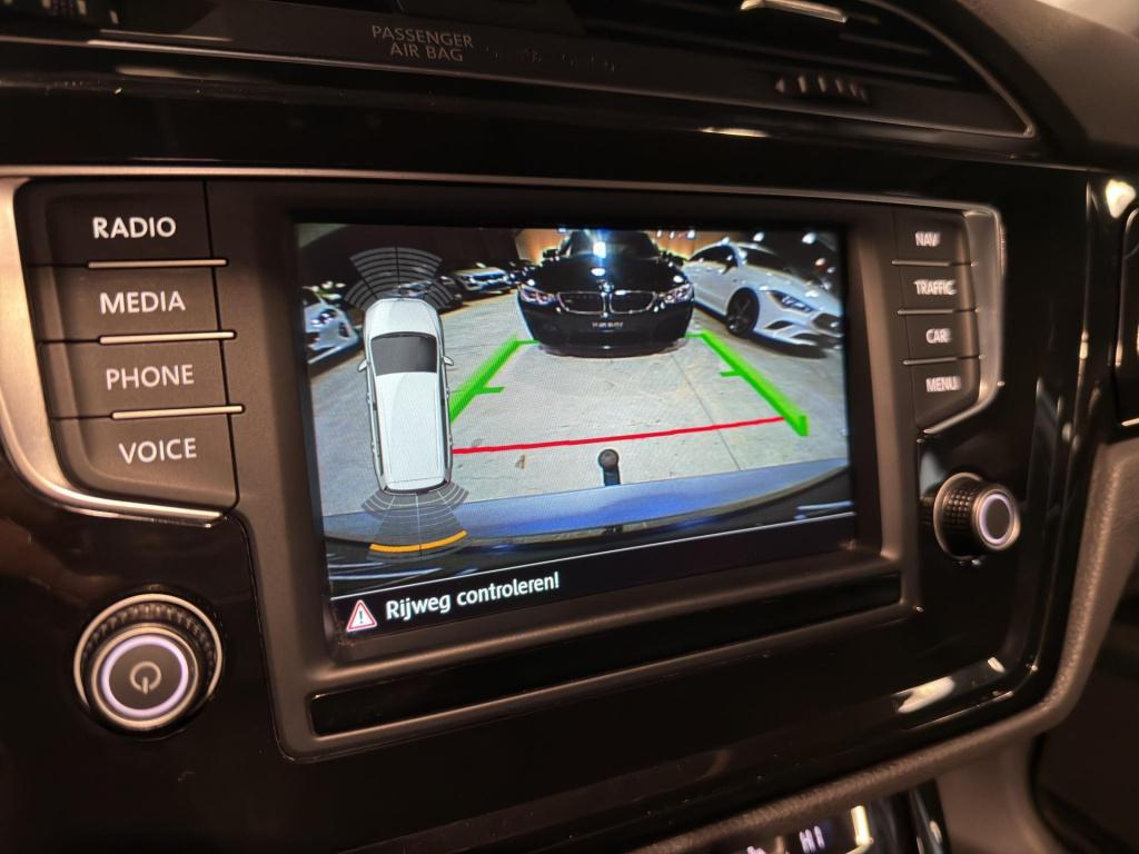 Volkswagen Touran 1.4 tsi highline 7p | panoramadak | camera | wegklaptrekh