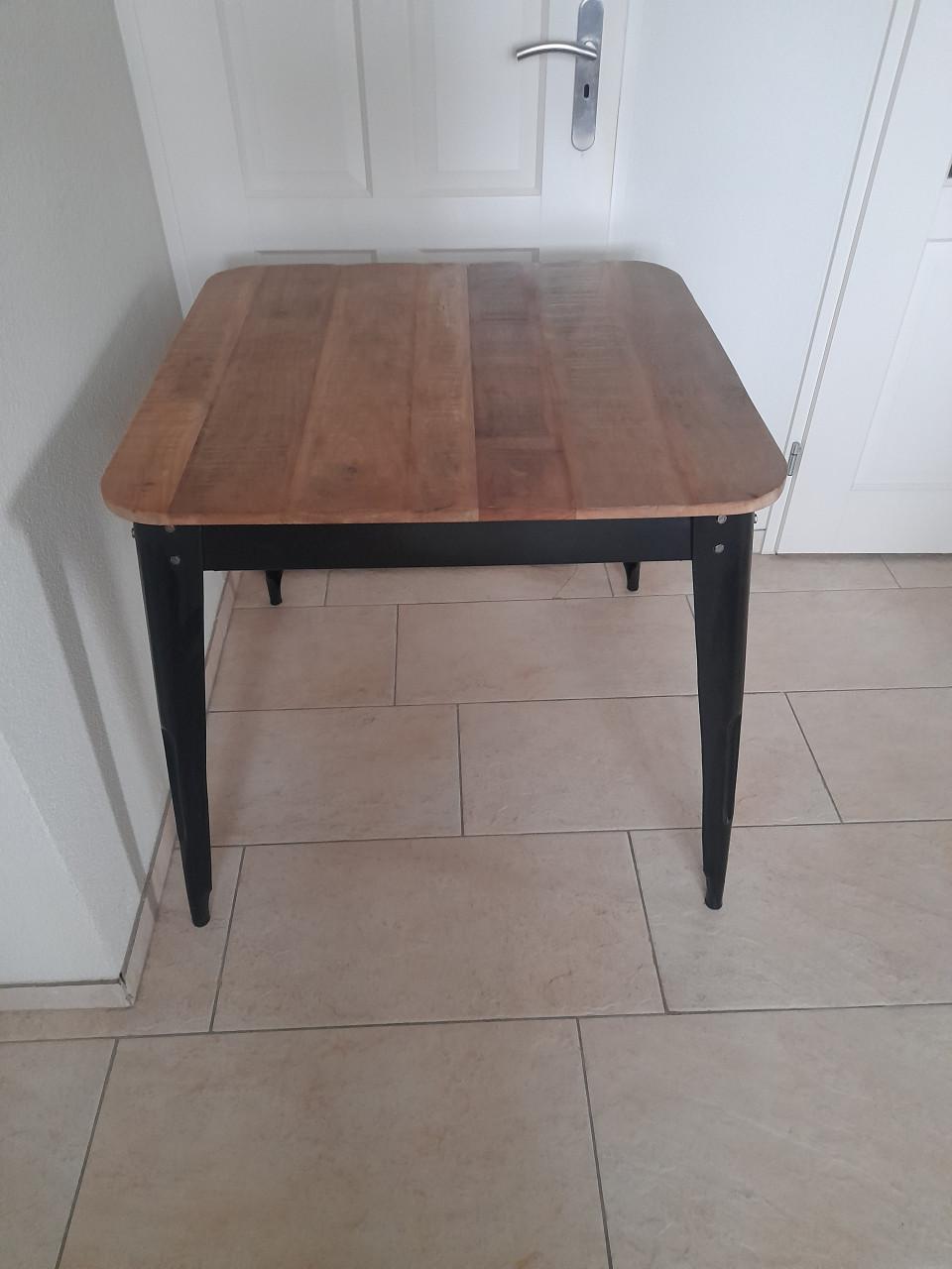 Leuke Tafel 81 x 81 x 76,5H ( in goede staat )