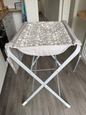 Super handige inklapbare aankleed tafel