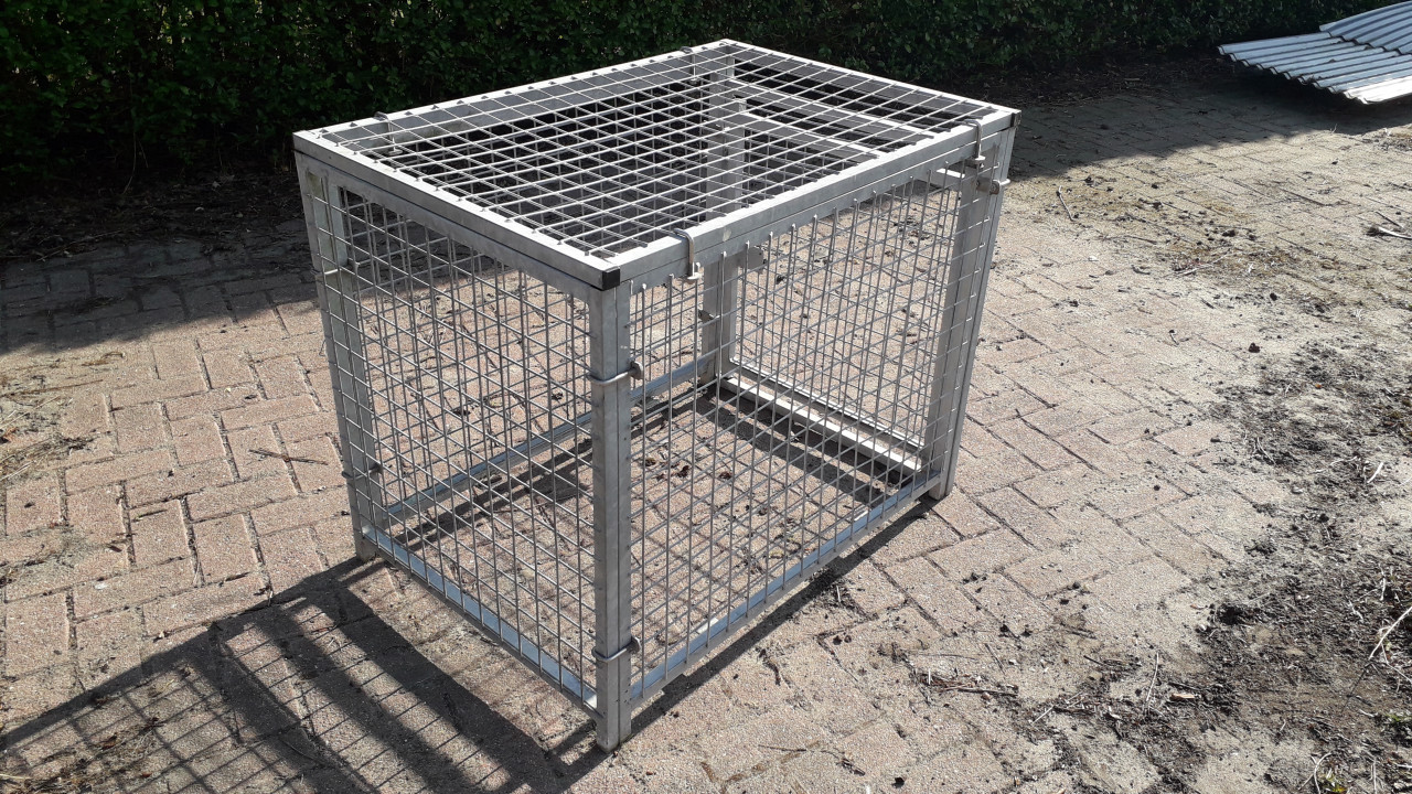 Te koop: stevige bench voor honden, katten, konijn  of kippen