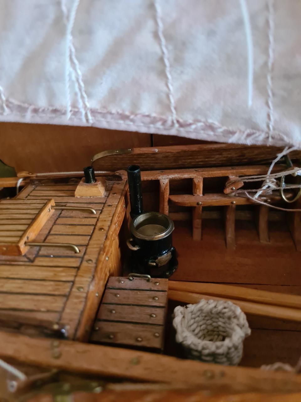 Dit is een houten model van een Nederlandse botter