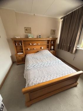 Gratis af te halen: eiken bed met ombouw en linnenkast