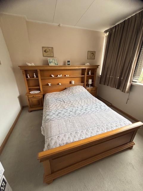 Gratis af te halen: eiken bed met ombouw en linnenkast