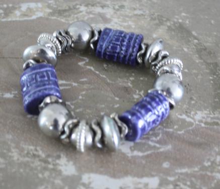 Zilverkleurige rekbare armband met blauw en zilvere kralen