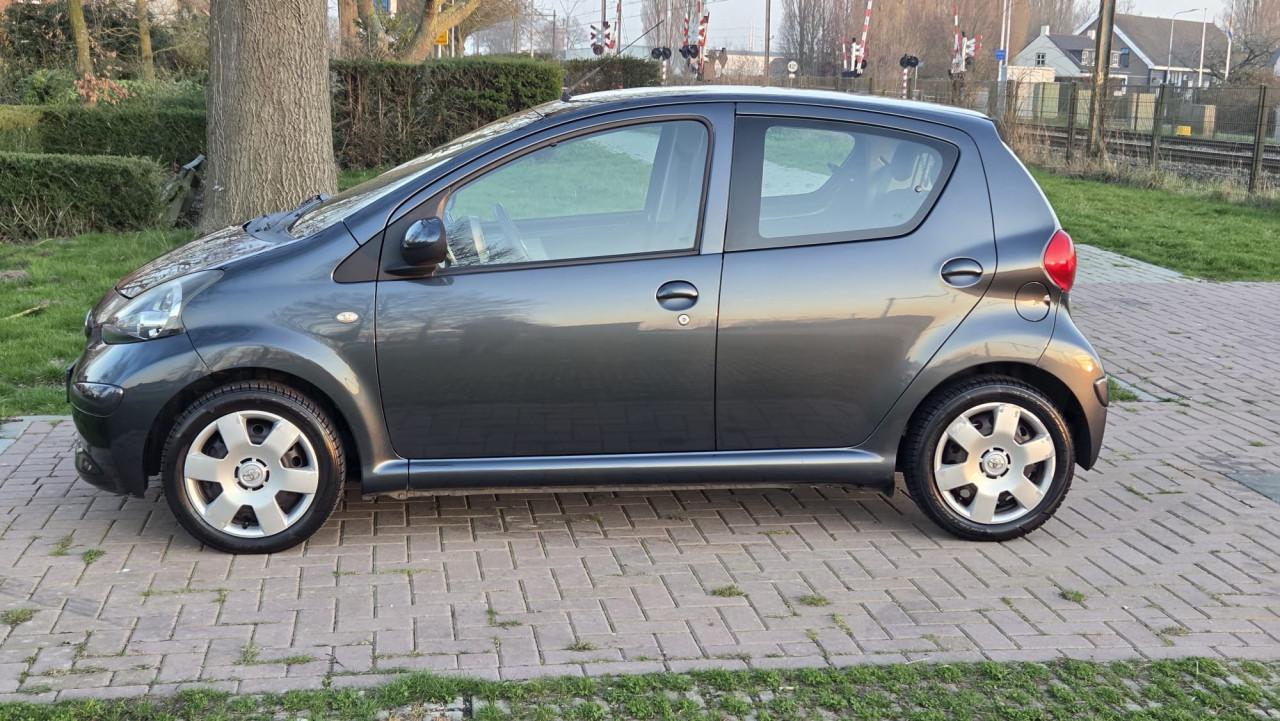 Aygo 5 Deurs | Dealeronderhouden | In zeer nette staat |