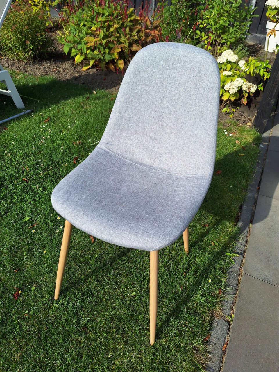 2 GRATIS grijze eetkamerstoelen
