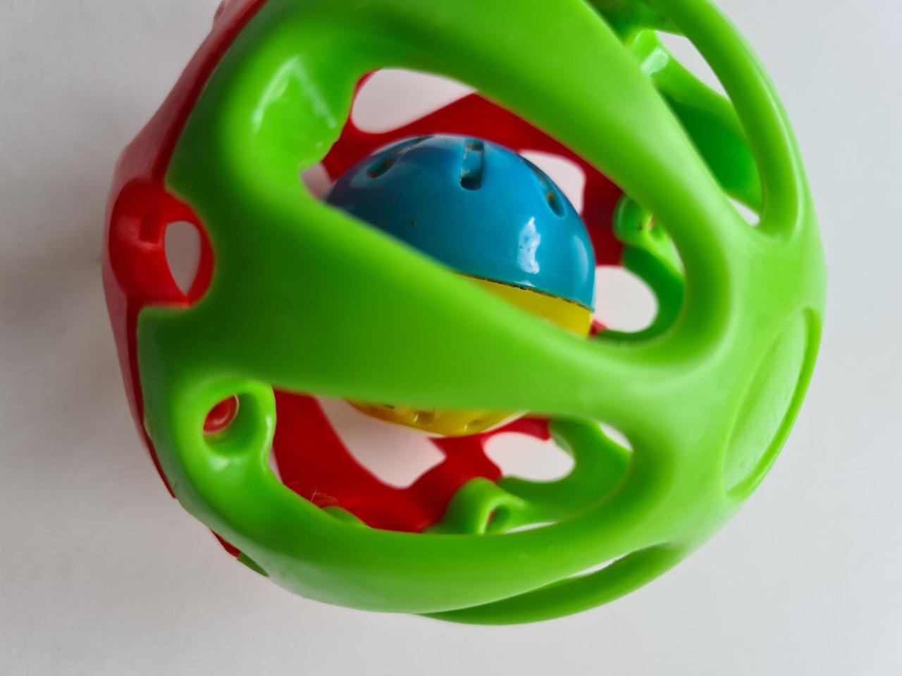 Deze vrolijke PlayGo rammelbal is perfect voor kleine handjes!