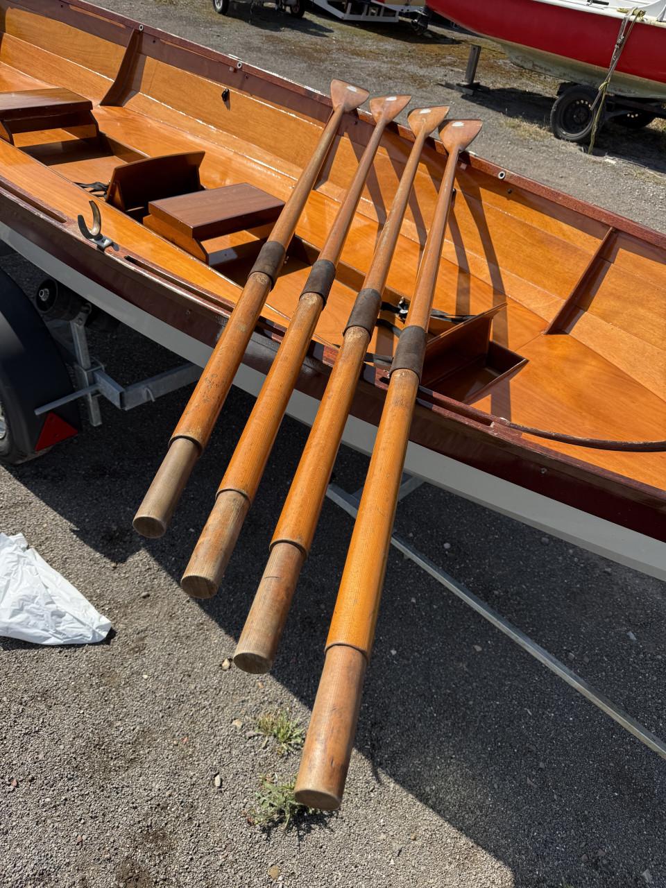 Tweepersoons houten roeiboot