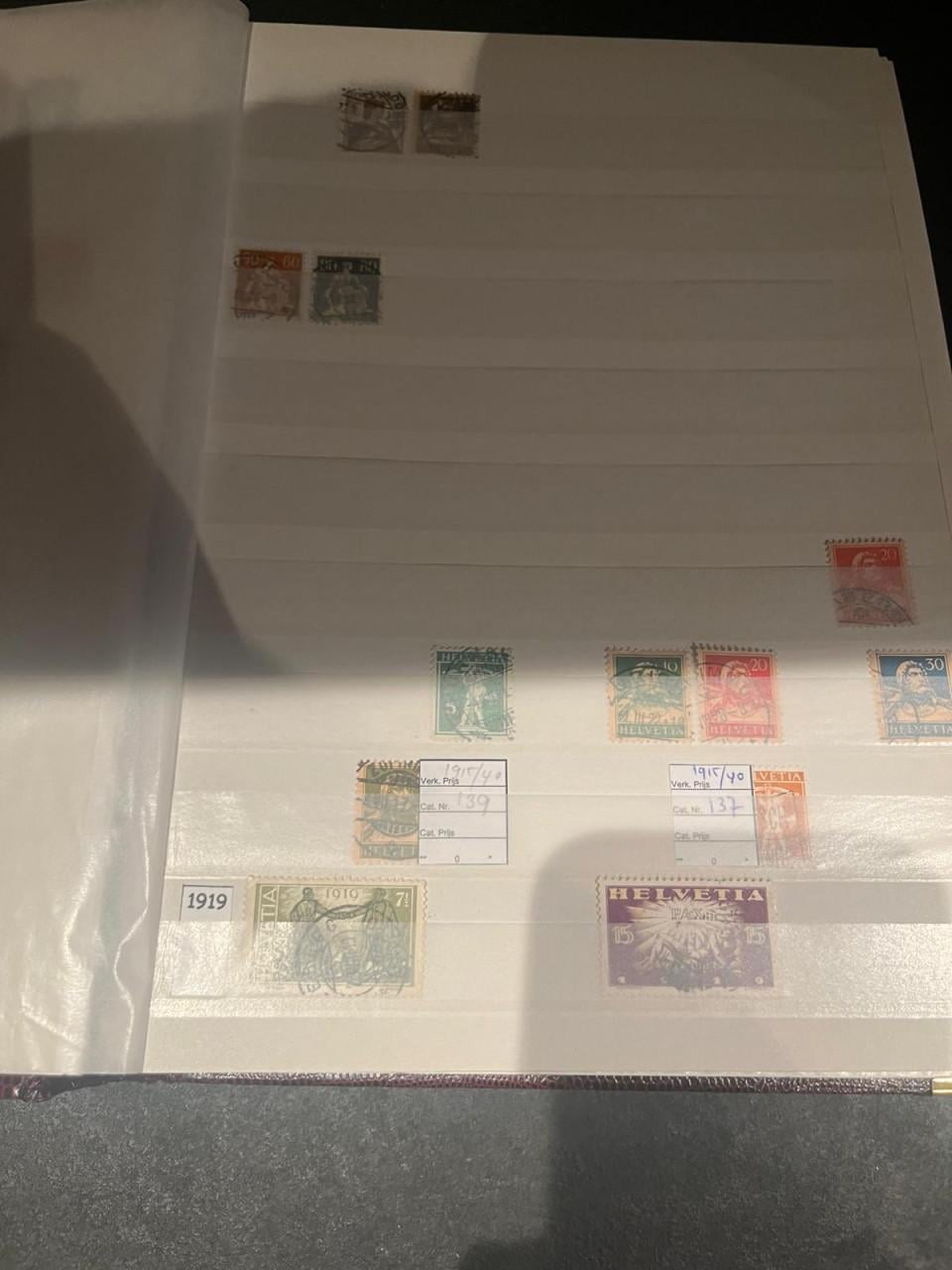 Kleine collectie Zwitserland in mooi album met gaaf blok!