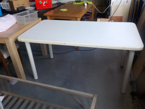 Mooie kwaliteit zeer stevige werktafel in goede staat 153 x85 cm
