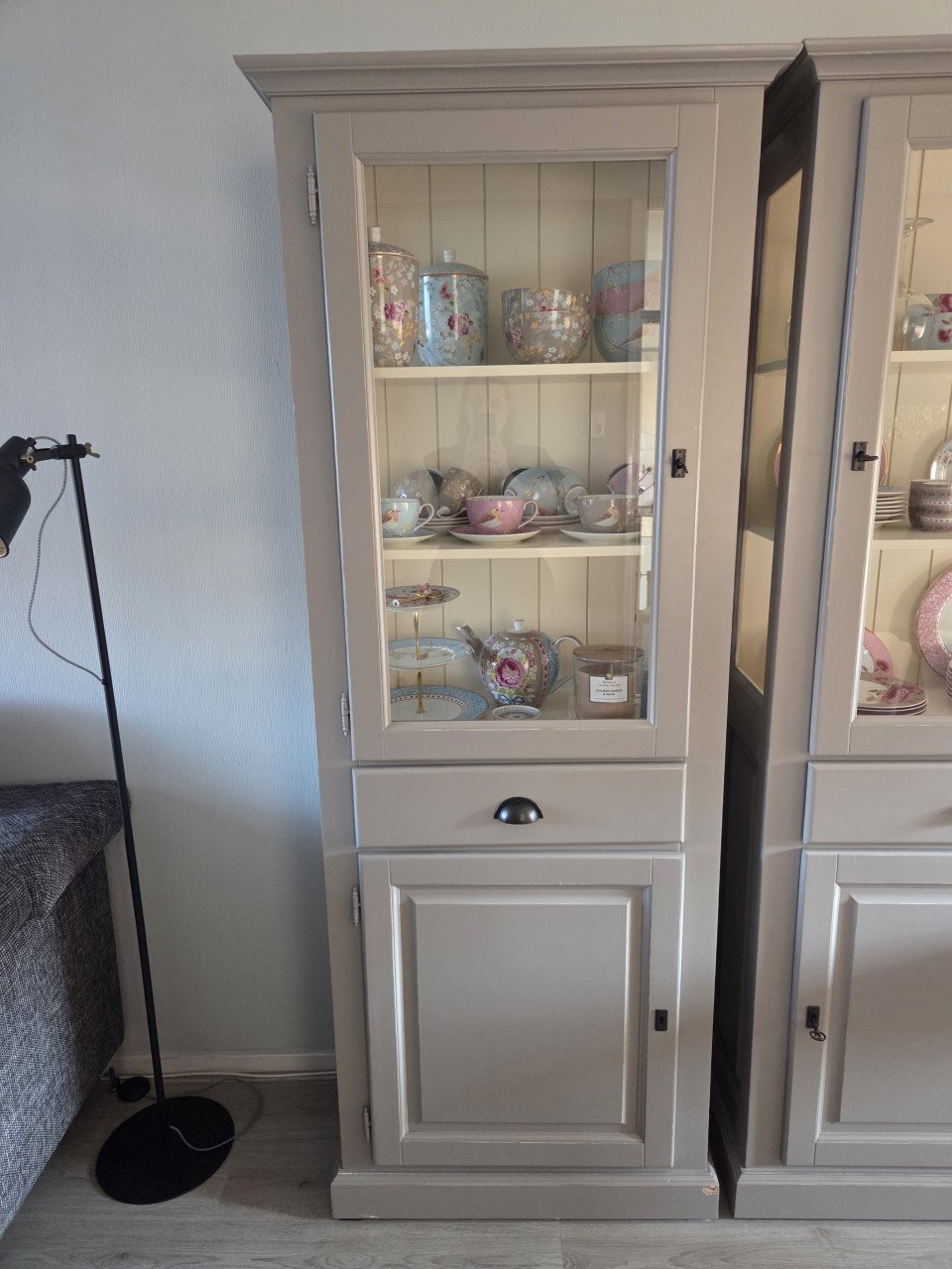2 mooie lichtgrijze buffetkasten