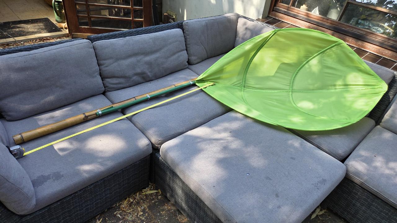 Unieke groene bladparasol op bamboestok