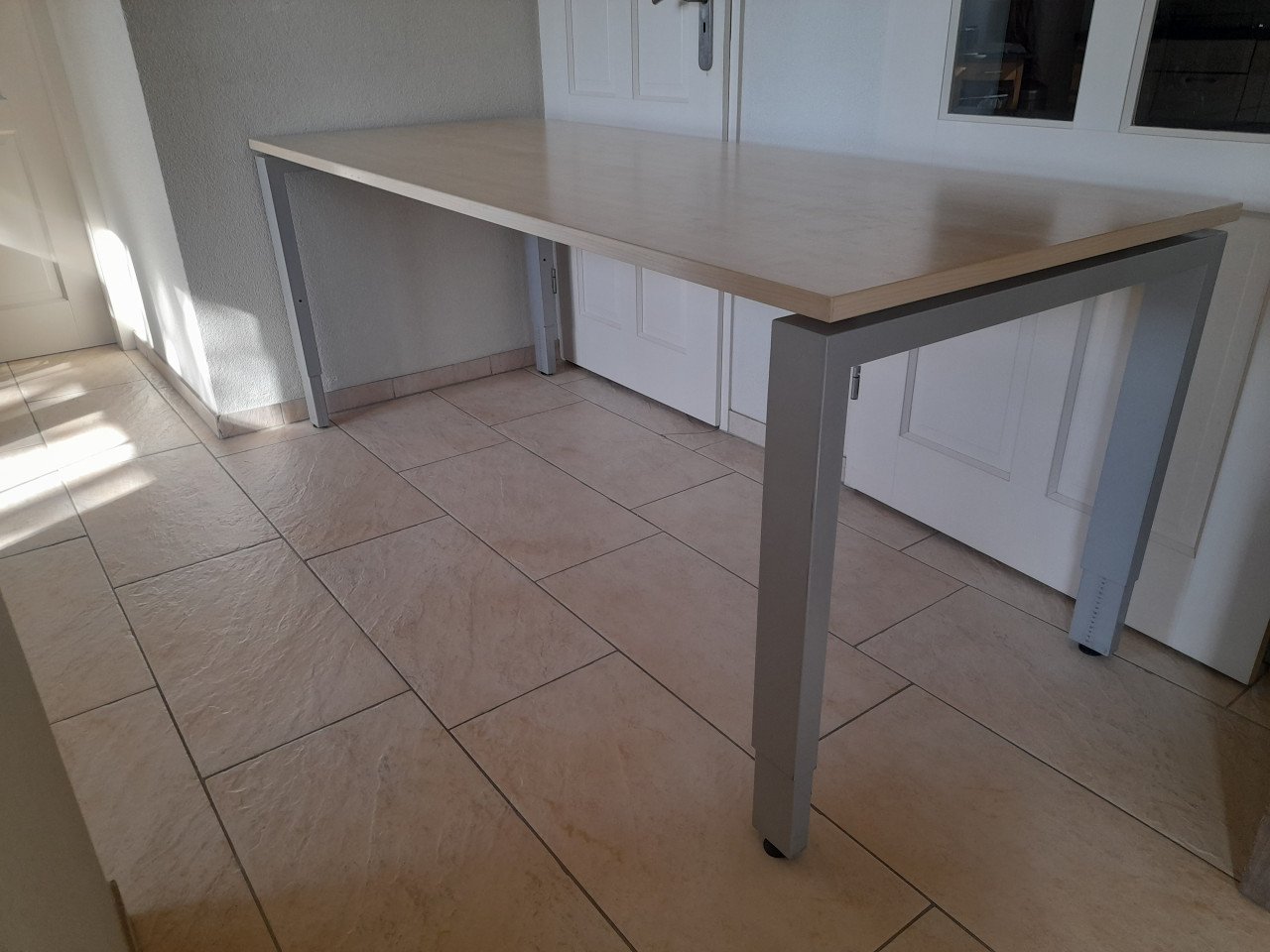 Bureau 80 x 200 (in hoogte verstelbaar van  62/82 cm) in goede staat!