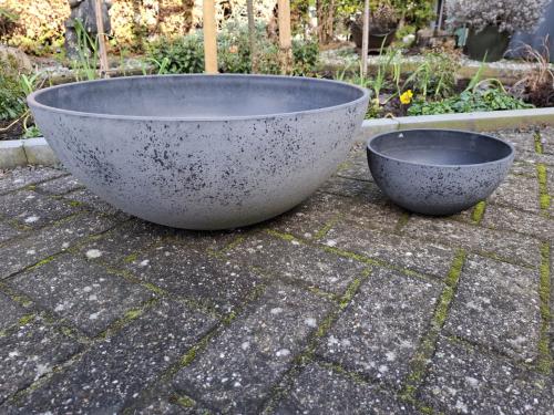 Set 2 grote kunststof tuinschalen