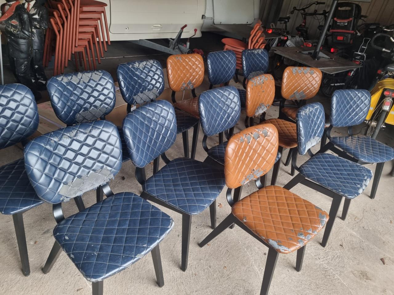 Partij van 22 cognac en donkerblauwe stoelen