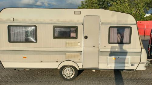 Hobby 460 met voortent en luifel