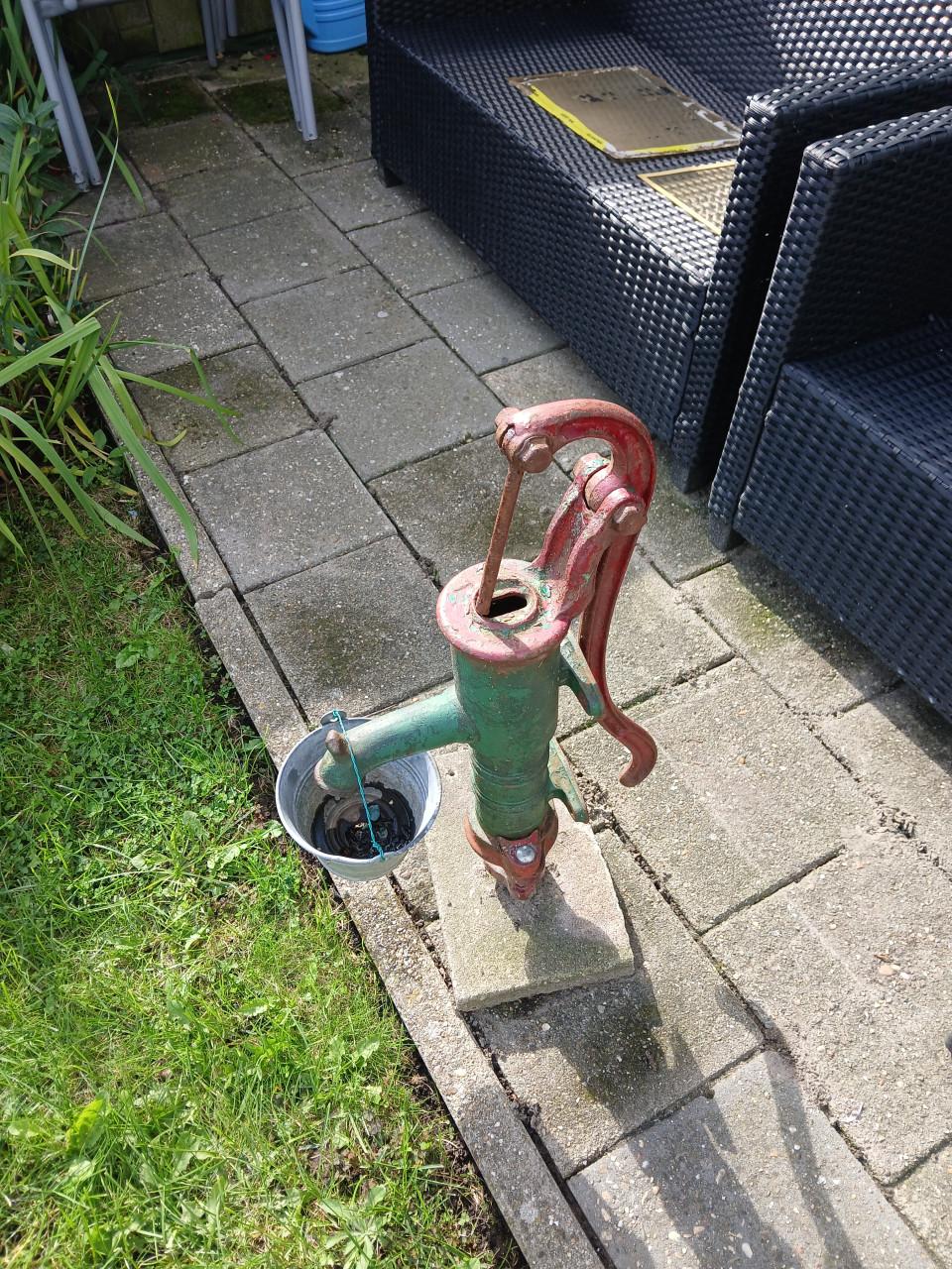 Gietyzeren water pomp