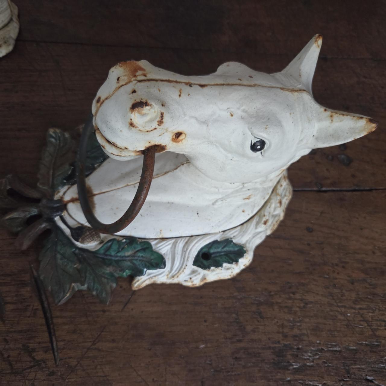 Brocante gietijzeren paardenhoofden