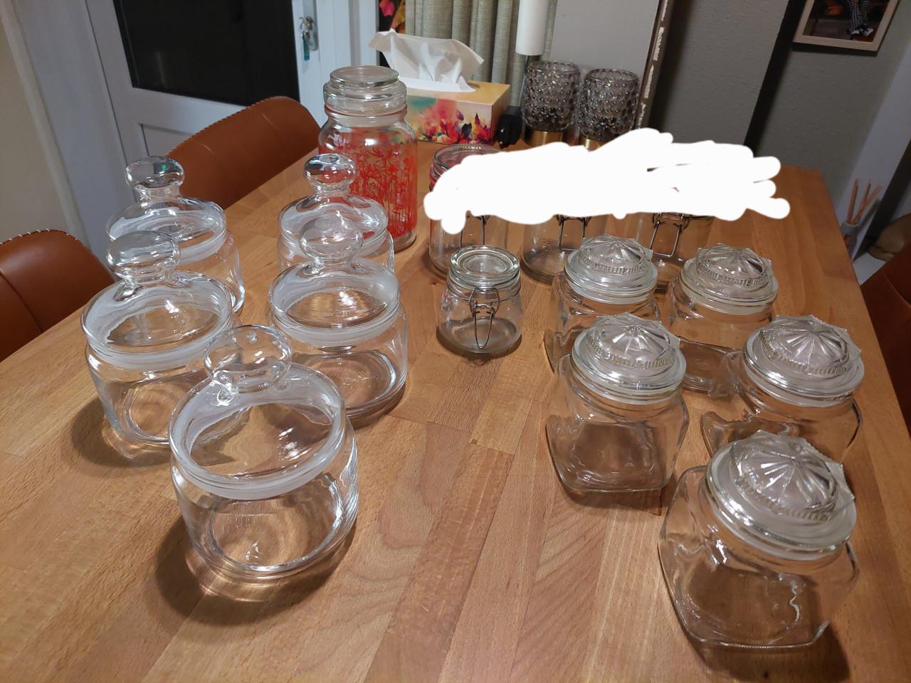 Te koop diverse glazen potjes met deksel