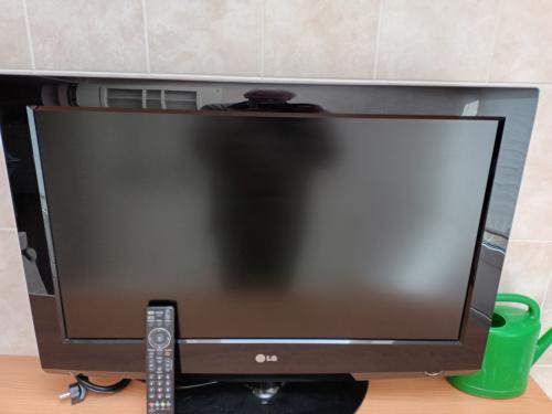LG 32 inch9 82 cm ) LCD TV, type 32LG300, compleet op voet en originele AB