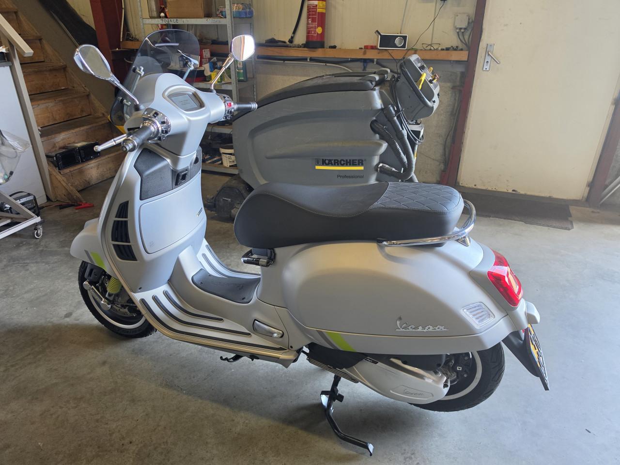 Vespa gts 300 supertech Slecht's 323Km! NIEUW!