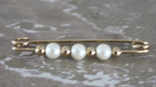 Goudkleurige  Broch met nepparels