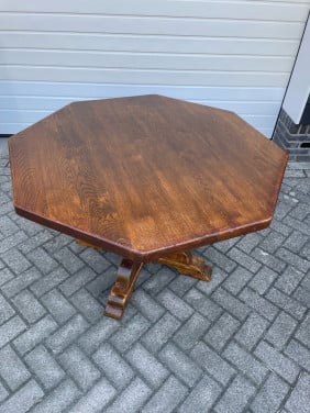 Achthoekige eiken tafel