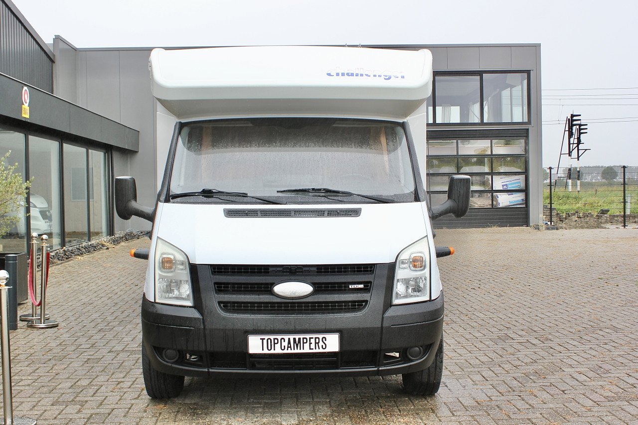 Challenger Genesis 32(Vast bed, zeer compact, slechts 61000KM)