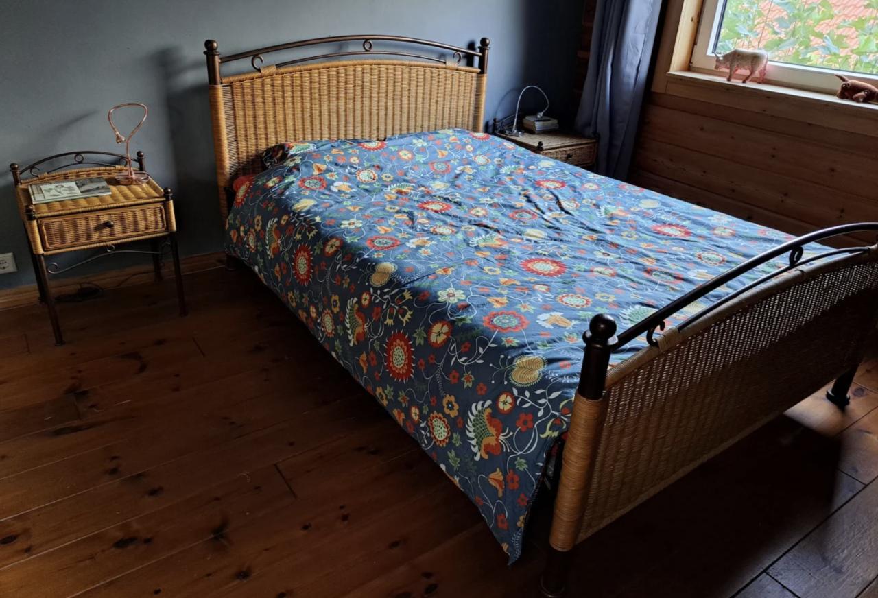 Compleet tweepersoonsbed twijfelaar met nachtkastjes en matras