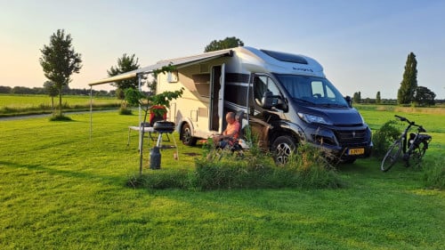 Prachtige 4 pers. automaat camer huren / Te koop camper Sunlight T 68