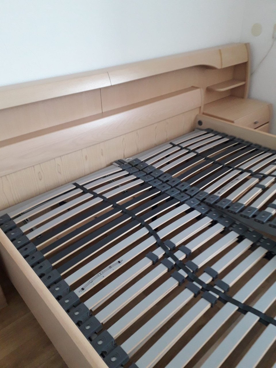 Mooi 2 persoons bed met ombouw