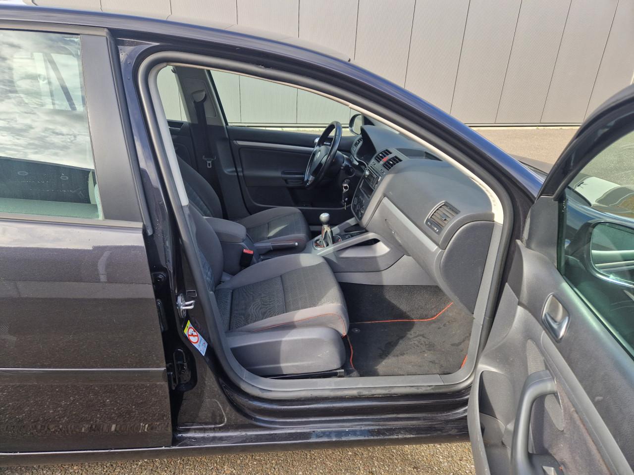 Volkswagen Golf 1.6 FSI Optive 2