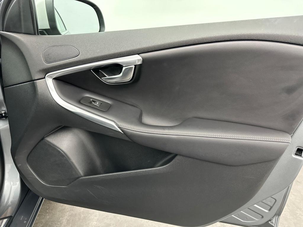 Volvo V40 t3 153pk aut6 polar+ sport| panodak| camera| h&k sound| trekhaak