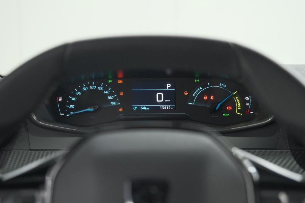 Peugeot E-2008 ev active 50 kwh | parkeersensoren | apple carplay | climate