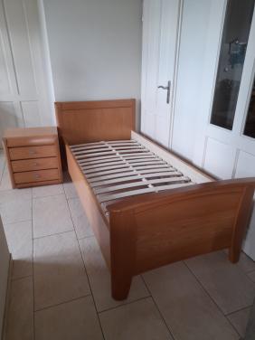Senioren bed  met nachtkastje 90 x 200 (in goede nette staat )