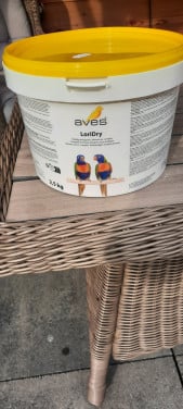 Lori dry voer