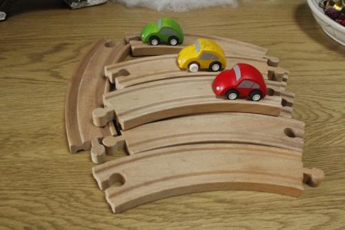 Houten rotonde met 3 autootjes