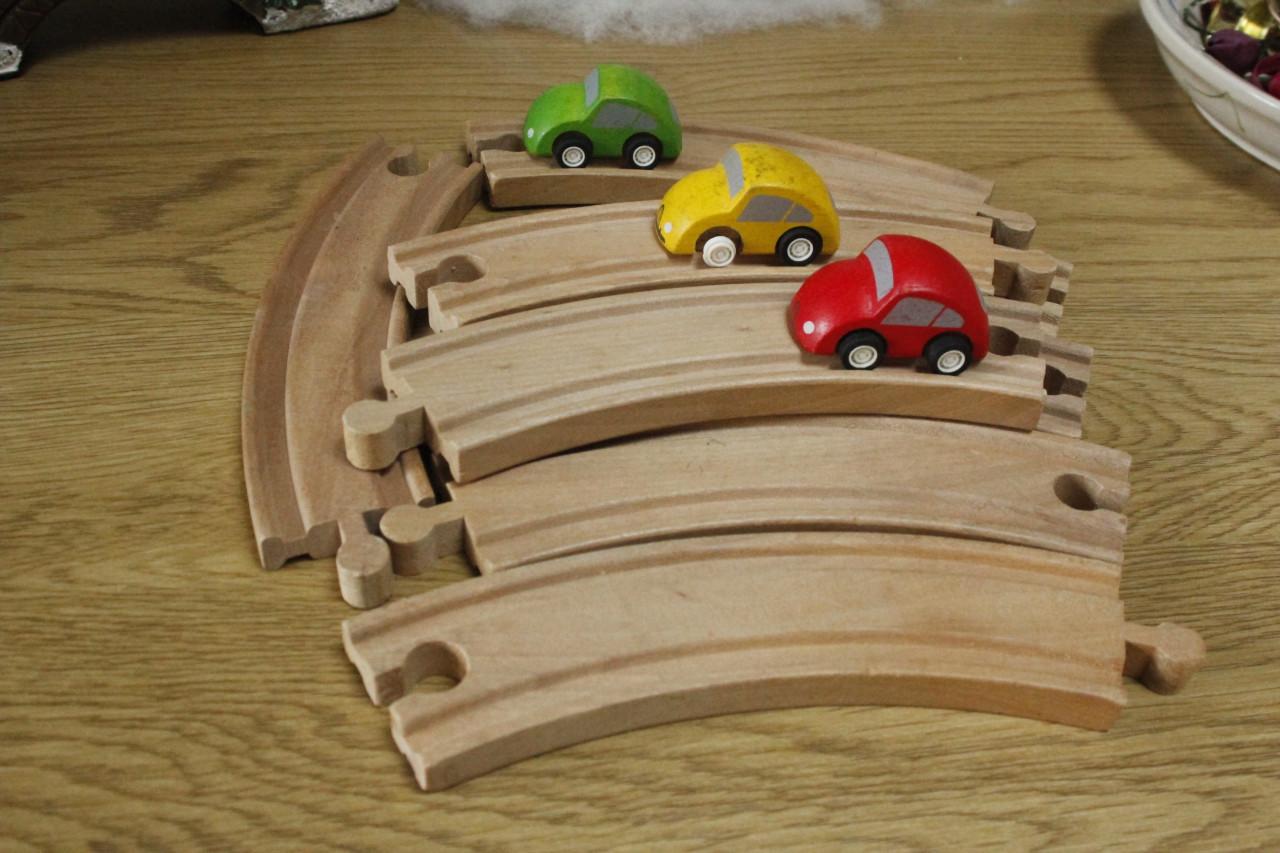 Houten rotonde met 3 autootjes