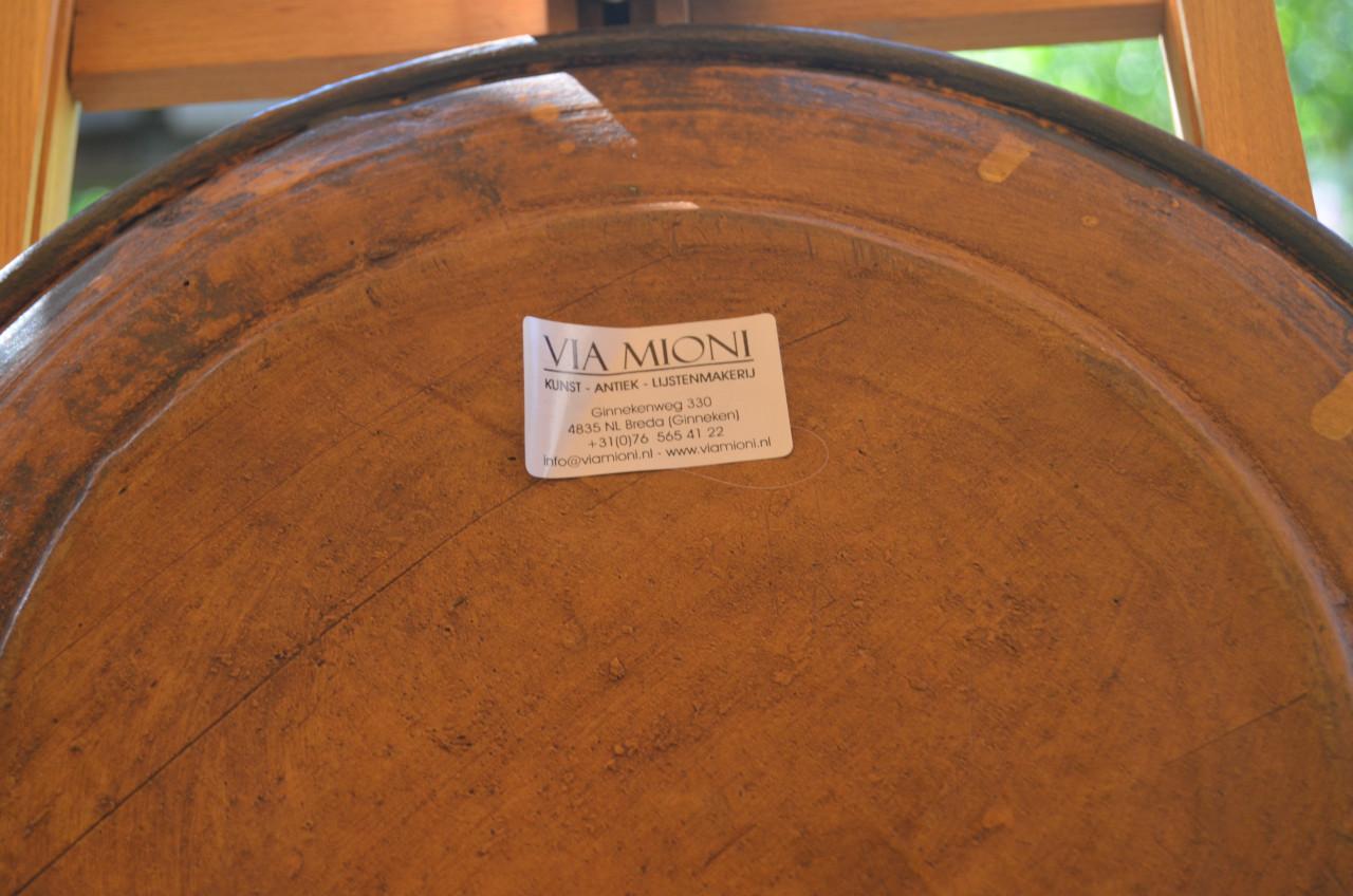 Zwarte aardewerk schotel decor vaas met bloemen 19e eeuw.